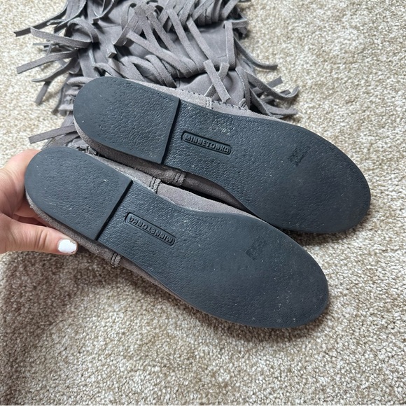 Minnetonka Three Layer Fringe Gray Moccasin Boots Size 8 - Picture 3 of 4